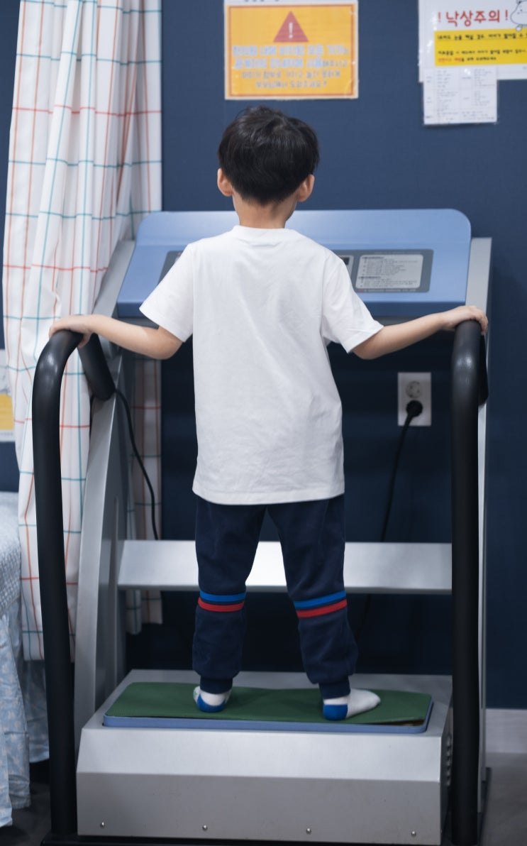 함소아한의원 해운대점 체질 진단과 상담: 체성분과 성장 측정 장비 위에 선 아이