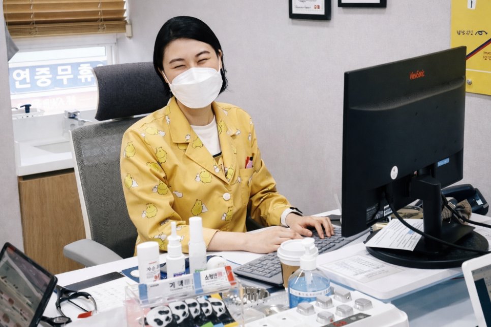함소아한의원 해운대점 식습관·생활 코칭: 진료실 책상에서 진료 기록을 확인하는 안예지 대표원장