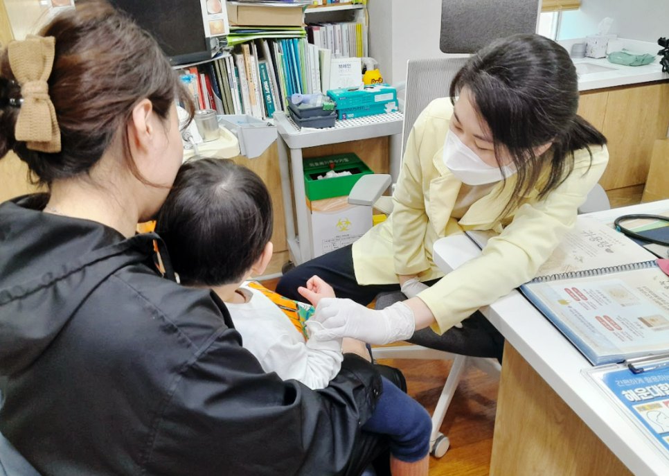 함소아한의원 해운대점 생활 교정 코칭: 보호자와 아이를 함께 마주 보며 상담하는 원장