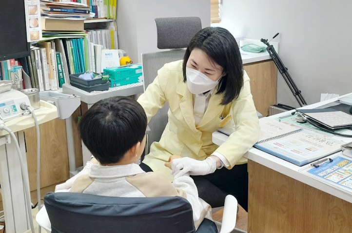 함소아한의원 해운대점 코·비강 관리: 진료 의자에 앉은 아이의 상태를 직접 살피는 원장