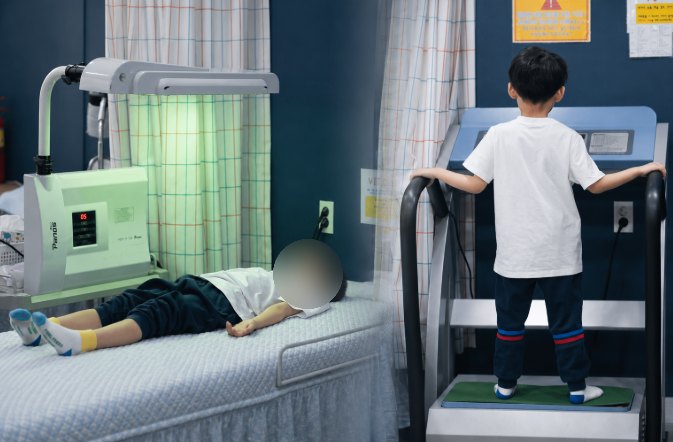 함소아한의원 해운대점 추나·성장 물리치료: 성장 측정 장비 앞에서 체형과 성장을 확인하는 아이
