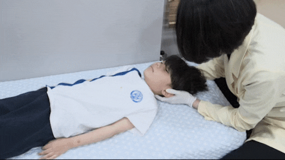아이에게 요즘 뭐가 제일 힘든지 부드럽게 물어보는 부모