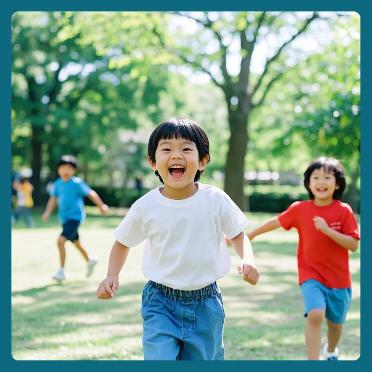 밝게 웃으며 노는 아이, 충분한 숙면과 감정 조절