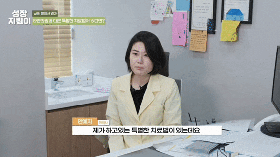 식탁에서 아이와 눈을 맞추며 이야기를 들어 주는 부모