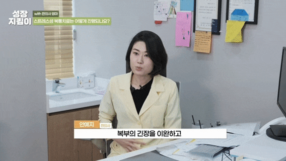 복통으로 힘들어하는 아이를 진료하는 한의사