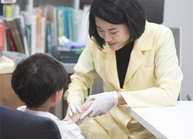 아이들이 어른보다 땀을 쉽게 흘리는 이유를 설명하는 이미지