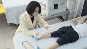 진료실에서 아이의 팔에 치료를 진행하는 원장