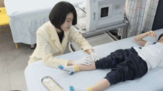 가슴을 만지며 속이 안 좋다고 표현하는 아이