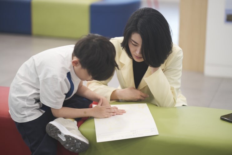 아침에 피곤한 표정으로 앉아 있는 아이