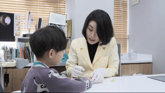 진료실에서 아이의 상태를 살피며 진찰하는 안예지 원장