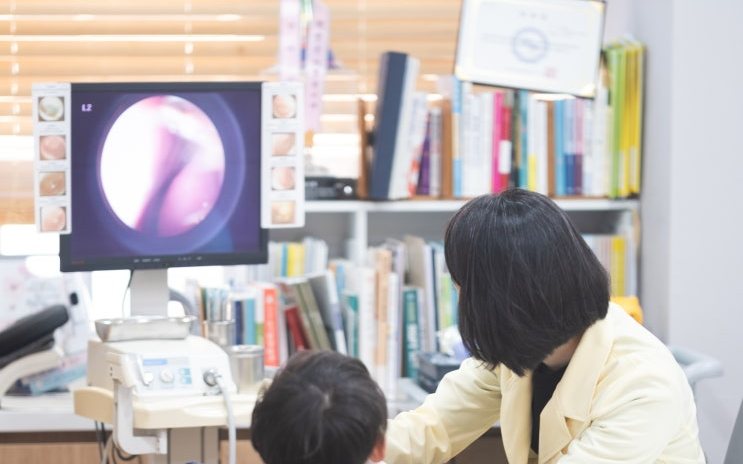 함소아한의원 부산 해운대점 진료실에서 검사 화면을 함께 보며 아이를 살피는 원장