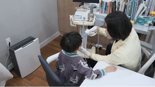 함소아한의원 부산 해운대점에서 아이의 팔을 살피는 원장