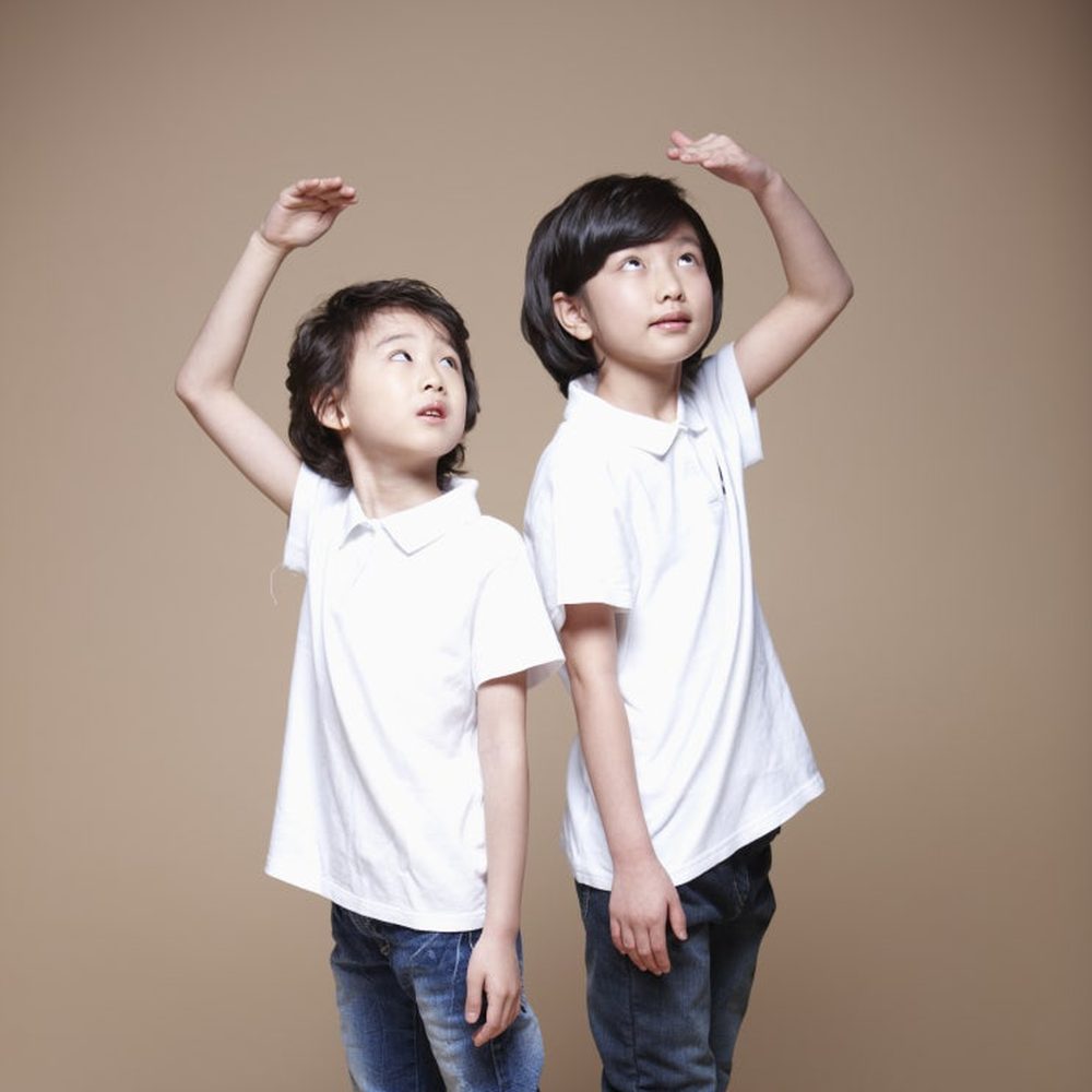 키를 나란히 견주어 보는 두 아이, 함소아한의원 부산 해운대점 키성장 클리닉