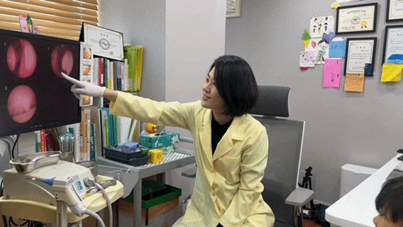 함소아한의원 부산 해운대점에서 검사 화면을 가리키며 설명하는 원장