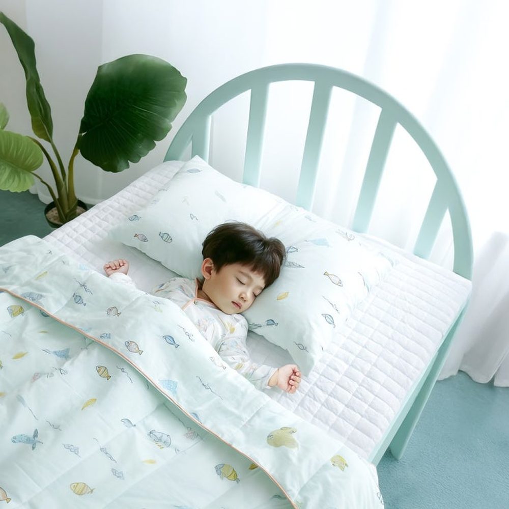 침대에서 편안하게 잠든 아이, 함소아한의원 부산 해운대점 수면 클리닉