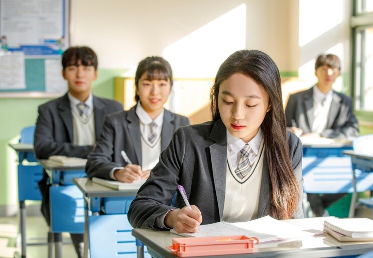교실에서 수업을 듣는 학생들