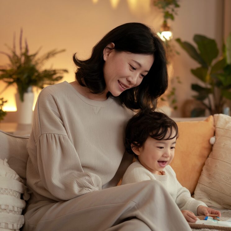 거실에서 아이를 안고 함께 시간을 보내는 엄마