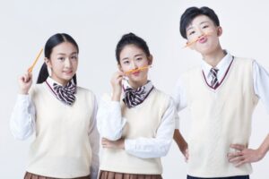 교복을 입고 나란히 선 중고등학생 세 명