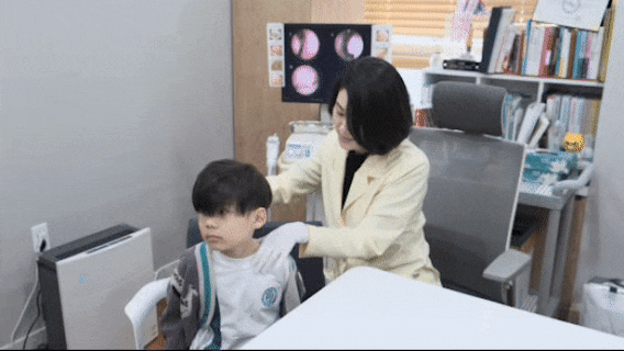 한의사가 아이에게 검사 결과를 설명하는 모습