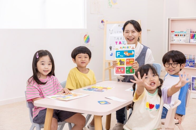 유치원 교실에서 함께 활동하는 아이들