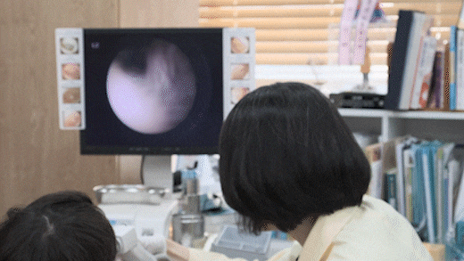 검사 장비로 아이 상태를 확인하는 진료 장면