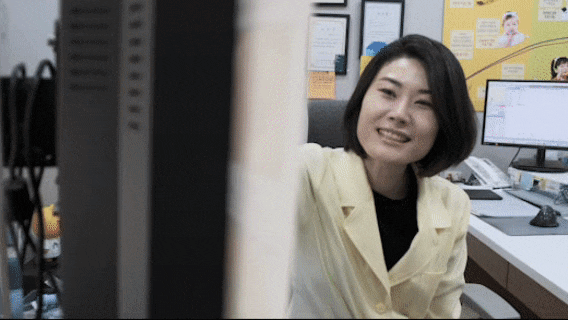 진료실에서 미소 짓고 있는 한의사
